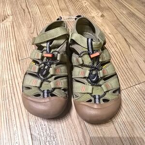 Keen Green and Brown Hiking Sandals with Closed Toe Kids Size 4 EUC